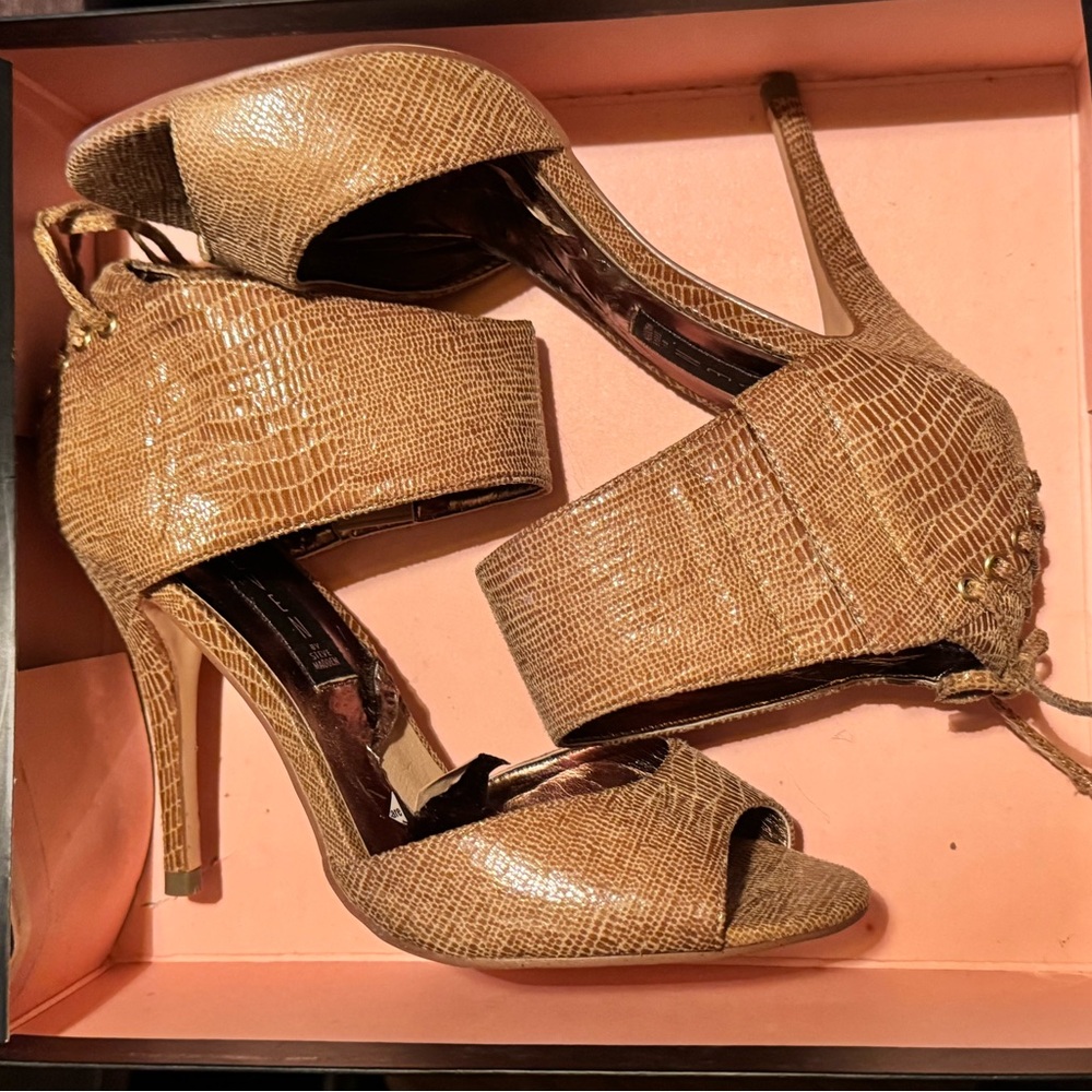New Steven by Steven Madden Pistachio Gold Back lace up High Heels Size 7.5
